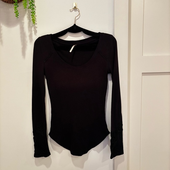 Free People Thermal Waffle Knit Lace Cuff Curved Hem Faded Black Women's Size M - Picture 9 of 12